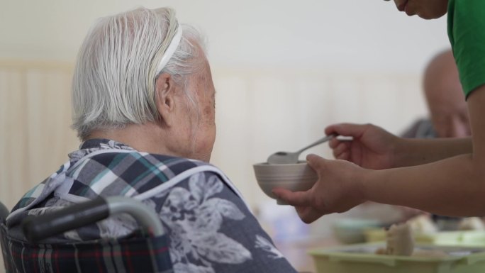 老人喂饭