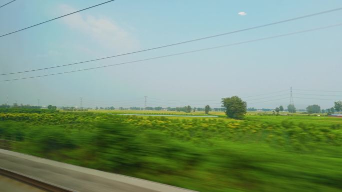 高铁上女孩拍照旅途窗外的风景