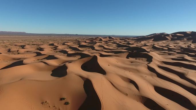 在摩洛哥撒哈拉沙漠开越野摩托