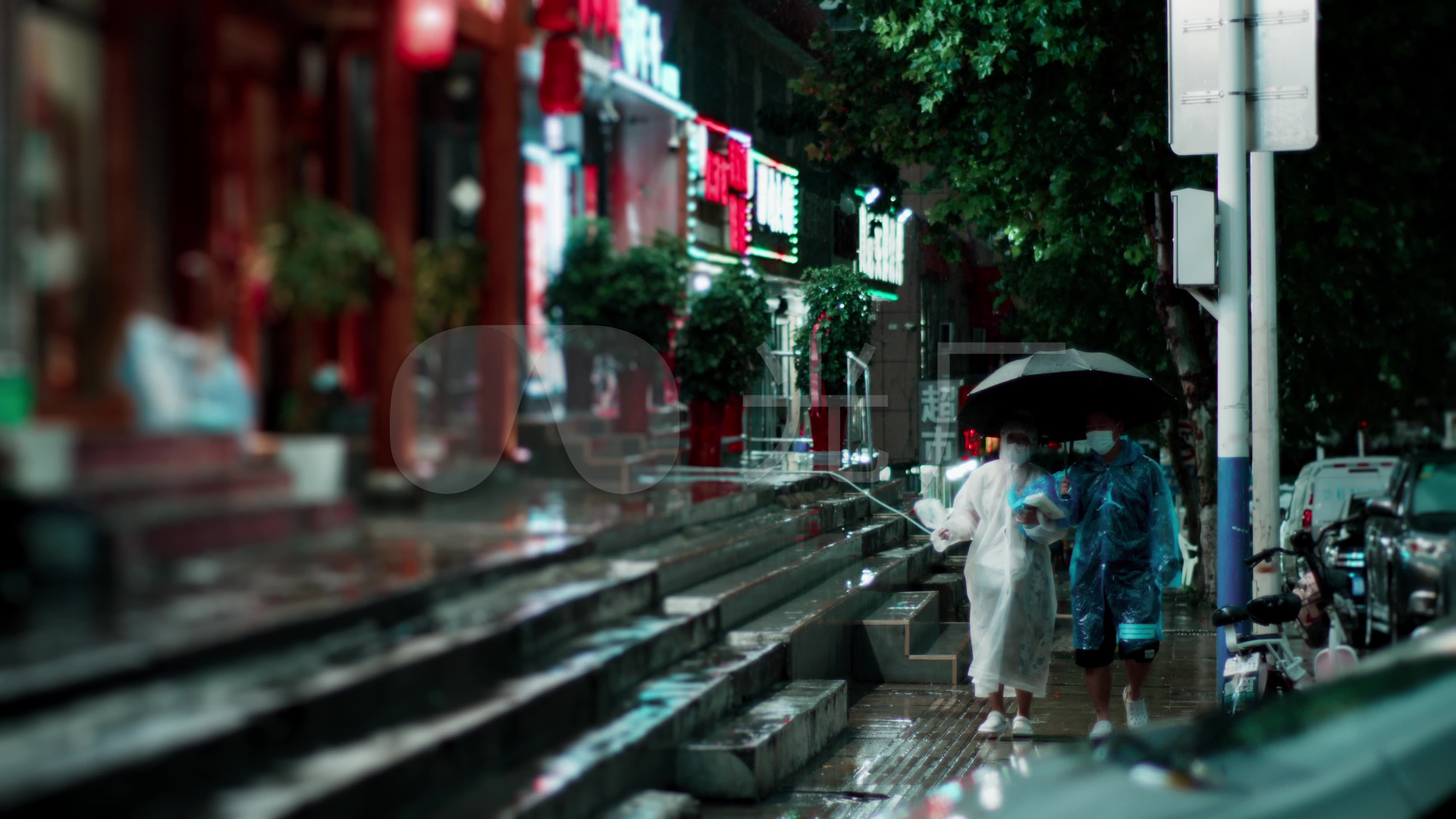 4K正版-下雨天撑伞过马路的行人_3840X2160_高清视频素材下载(编号:7980130)_实拍视频_光厂(VJ师网) www.vjshi.com