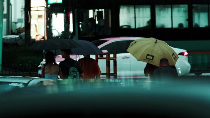 【原创4K】下雨街道上打伞的行人
