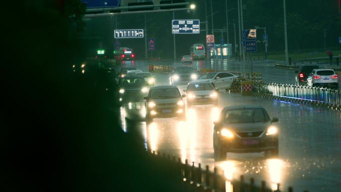 【原创4K】下雨的街道车辆行驶