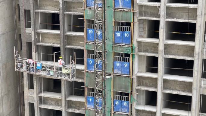 建筑工地高空作业粉刷工