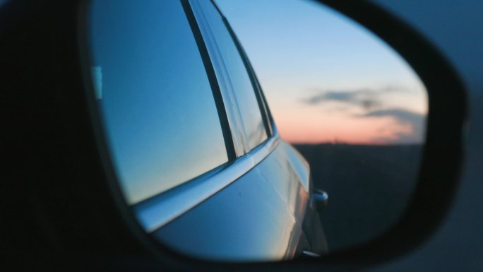 从汽车后视镜看车外夕阳