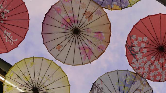 天空下彩色的油纸伞