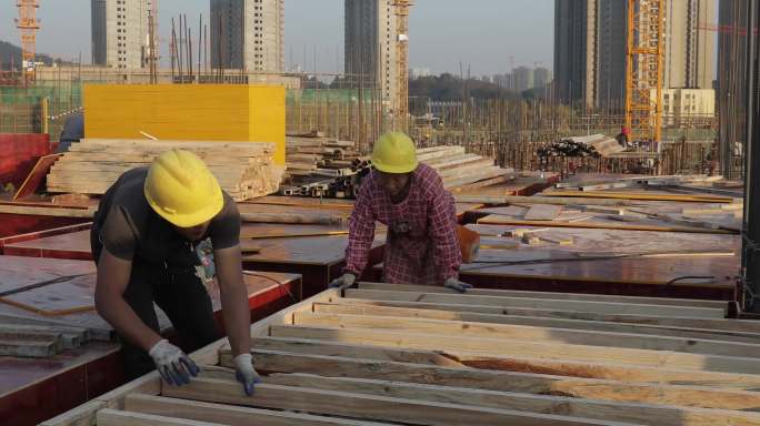 实拍建筑工地木工施工