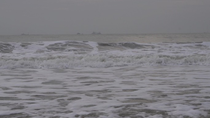 海浪翻腾潮水涌动海浪冲上沙滩慢镜头