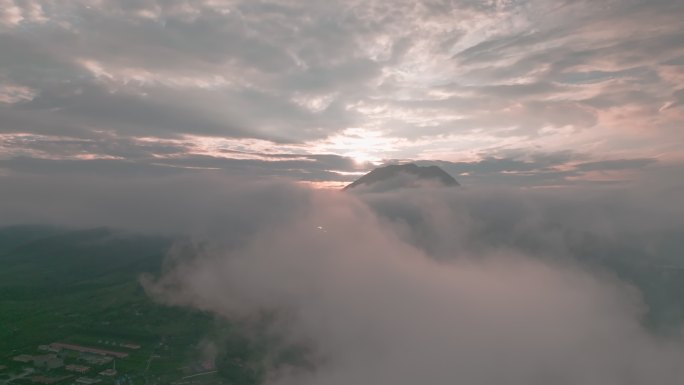 大山里的小镇日出美丽风景