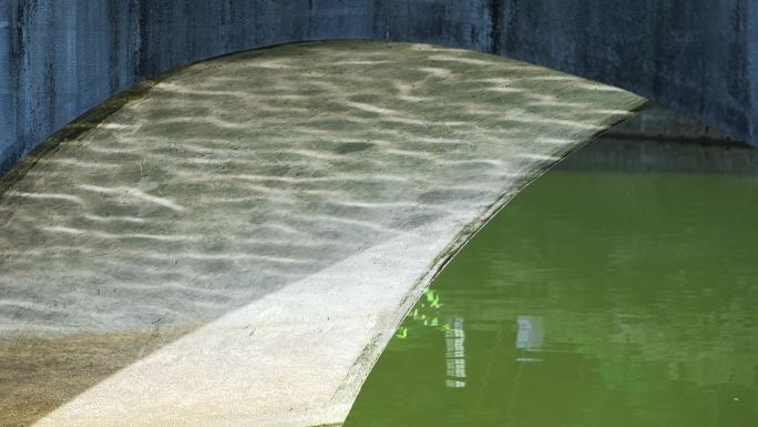 拱桥下的水面波纹水面反光