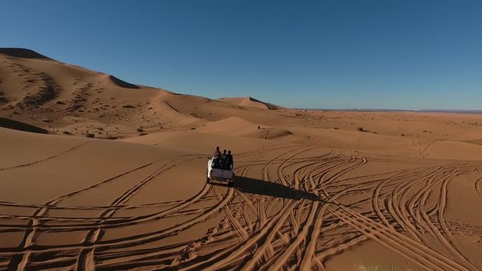 在摩洛哥撒哈拉沙漠开越野车