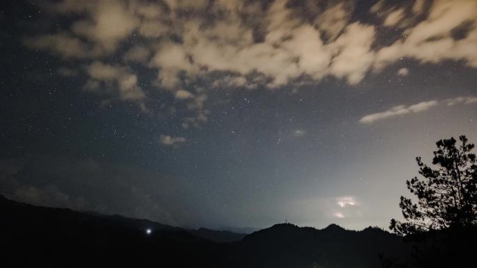 苗寨上空难得一见得银河雷暴