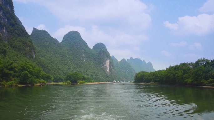 广西桂林漓江上乘船拍摄桂林山水