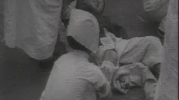抗战时期护士给伤员包扎伤口