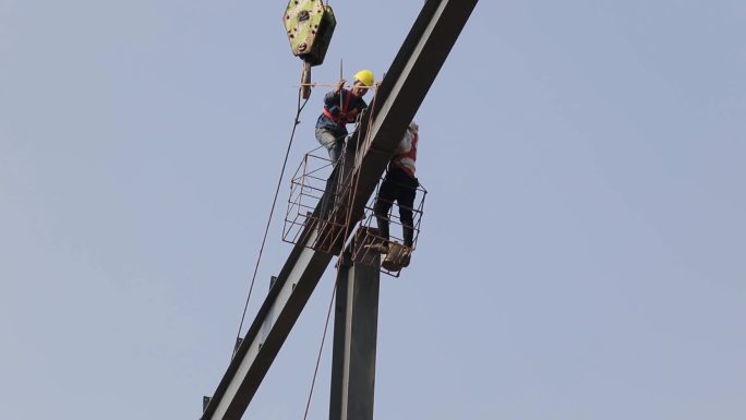 实拍建筑工地钢构厂房施工