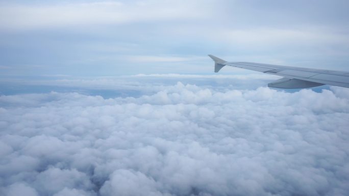 飞机窗外的云海景色