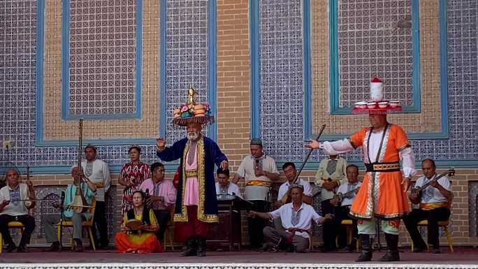 新疆民间艺术家表演