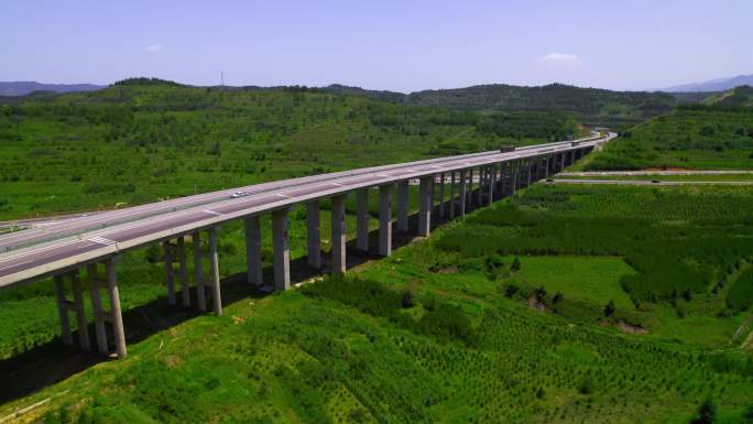 山区高速公路道路畅通物流货运高速公路建设