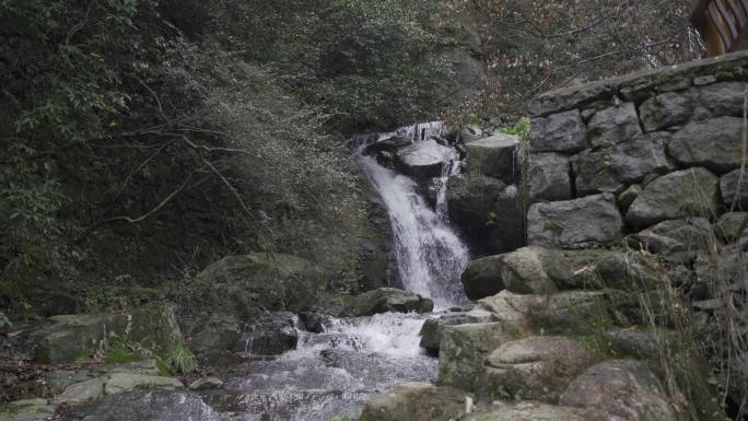 山里石缝中的小溪泉水河流山涧