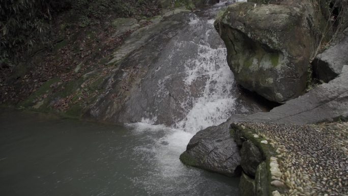 山里石缝中的小溪泉水河流山涧