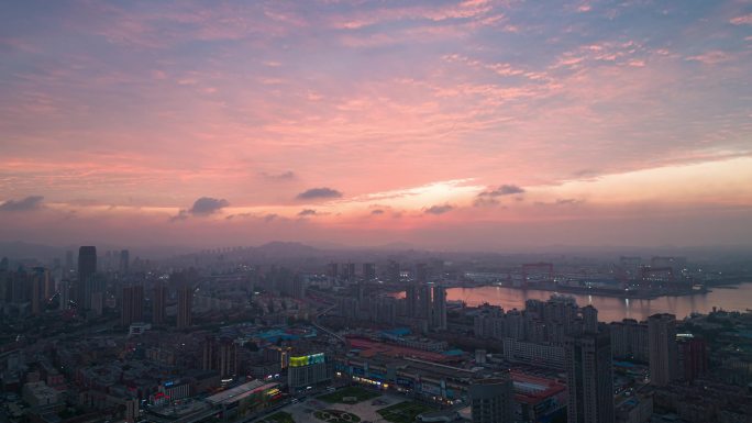 航拍大连城市晚霞和夕阳，远处的大连湾绝美