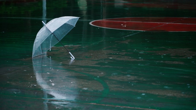雨天透明雨伞孤独伤感情绪