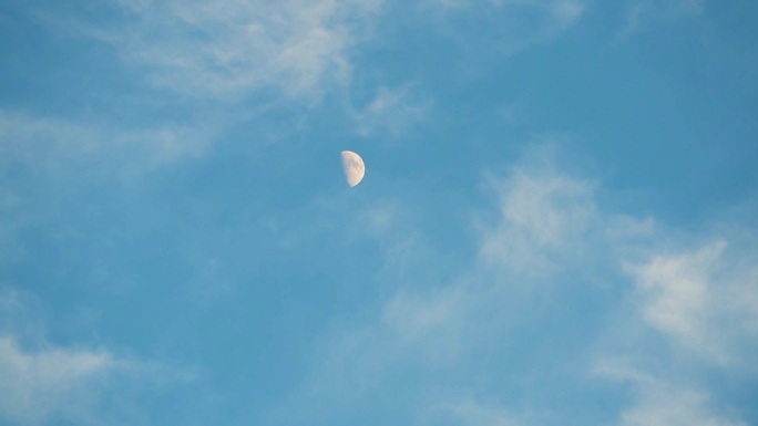 云层 月亮 残月 白天的月亮