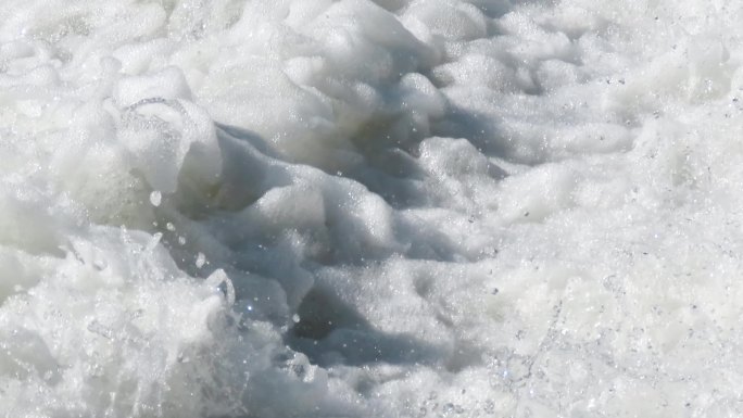 河水湍急浪花如雪