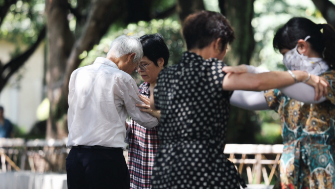 4k 人文 公园的人们 退休老人打牌跳舞