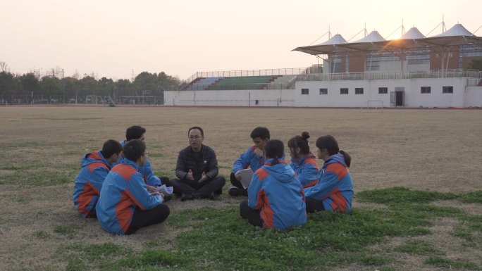 夕阳下学生与老师交谈