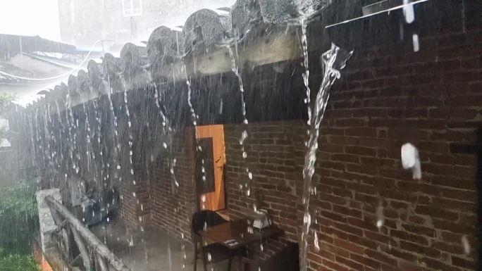 暴雨如注雨季来临农家庭园小院情调屋檐瓦楞