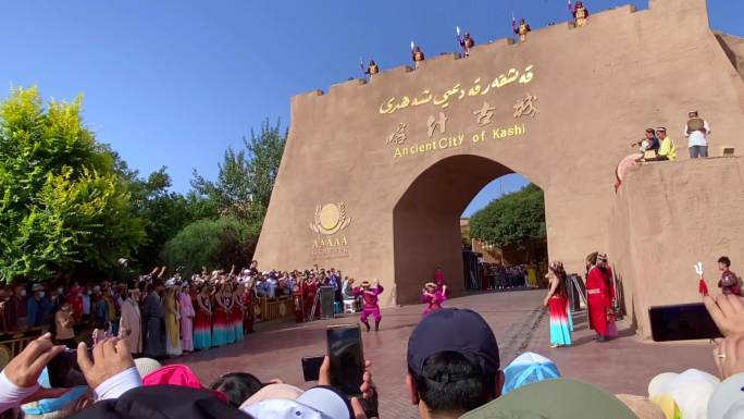 游客观看喀什开城仪式表演