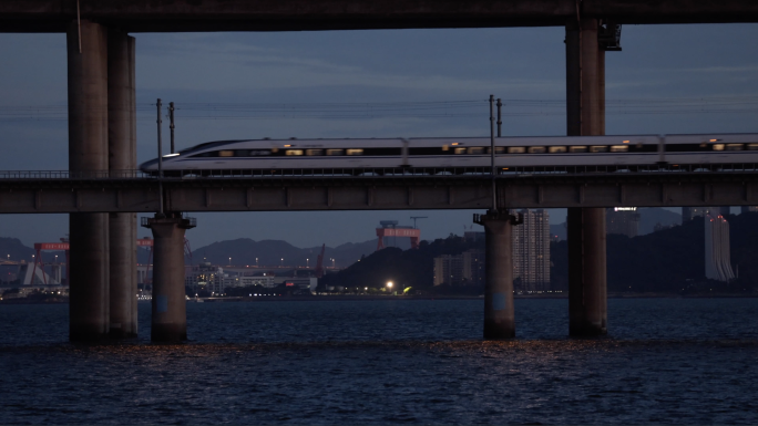 4k 夜幕降临远处桥上的车 海上列车经过