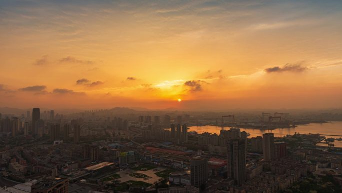 大连城市天际线的晚霞和夕阳，远处的大连湾