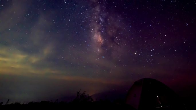 山顶露营星空银河延时摄影