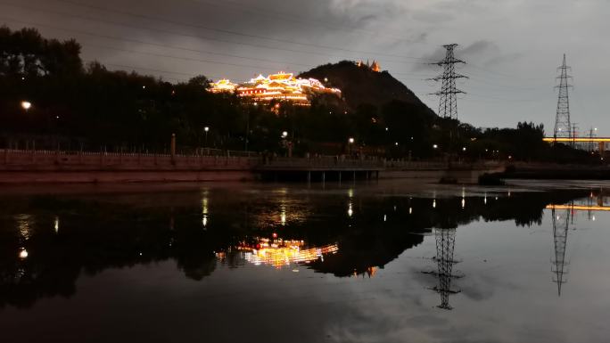 夜幕下的南山寺庙南川河