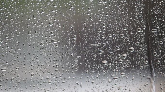 雨水划过窗户特写
