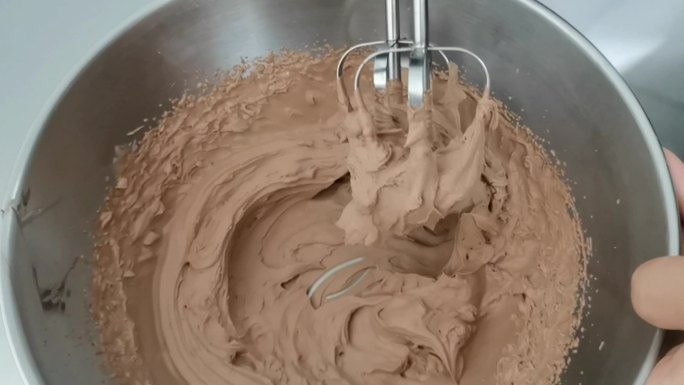搅拌机搅拌巧克力奶油