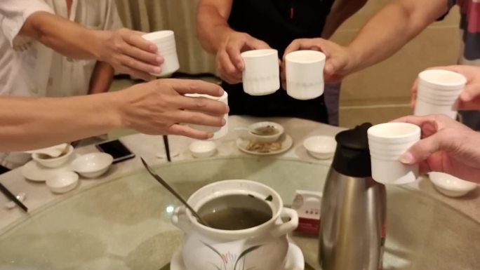 兄弟情谊聚餐干杯画面喝啤酒干杯酒以茶代洒