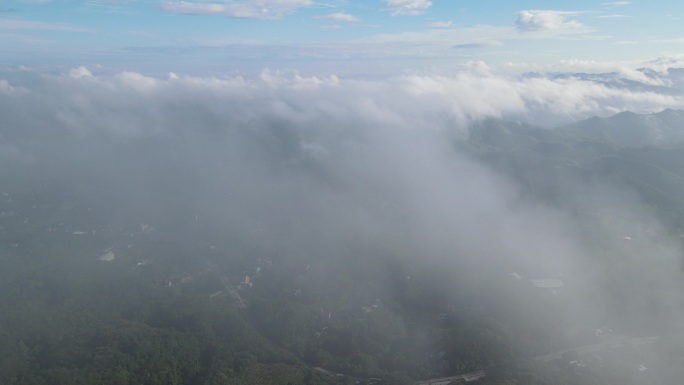 云雾笼罩山头都峤山云海