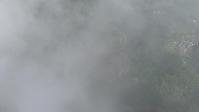 云雾笼罩山头都峤山云海