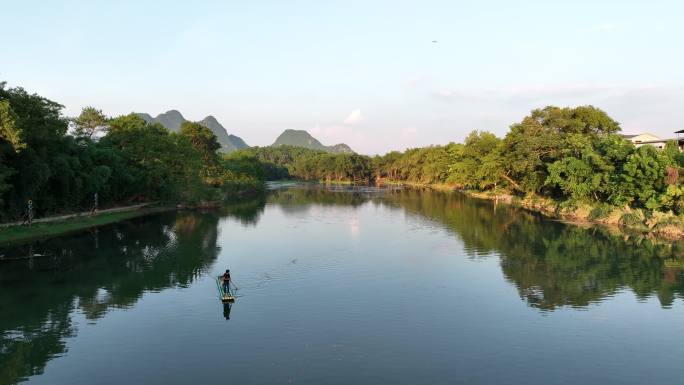 夏日阳光下桂林小河上的竹筏