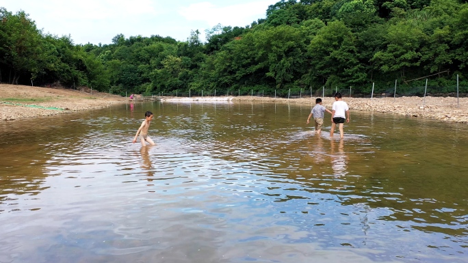 4K实拍孩童在野外戏水