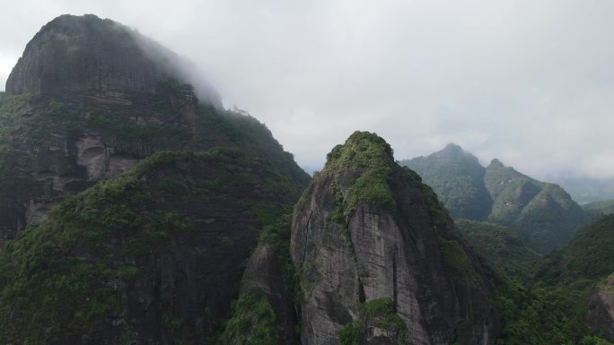 云雾笼罩山头都峤山云海