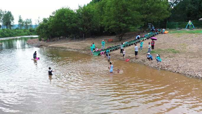 夏日孩童戏水