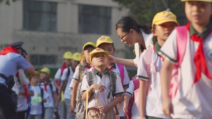 小学生上学进校园