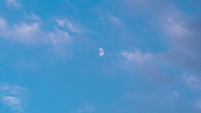 云层 月亮 月牙 傍晚的月亮