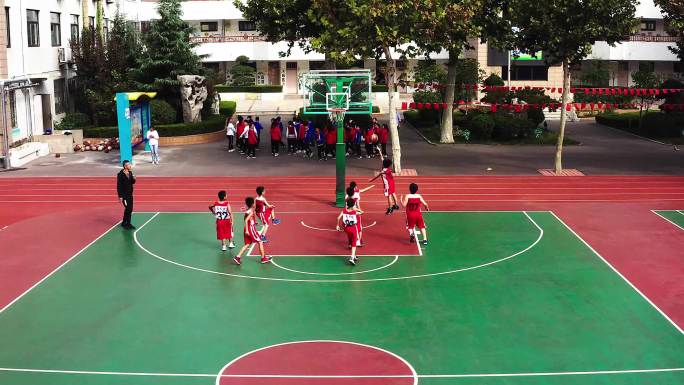 小学生体育课打篮球