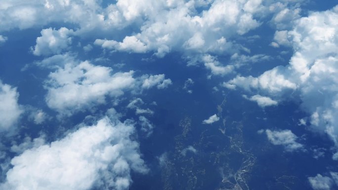 飞机上拍摄高空白云流动景色