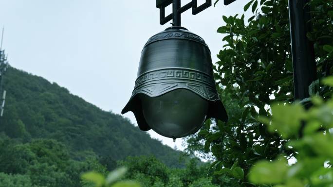 寺庙路灯雨景