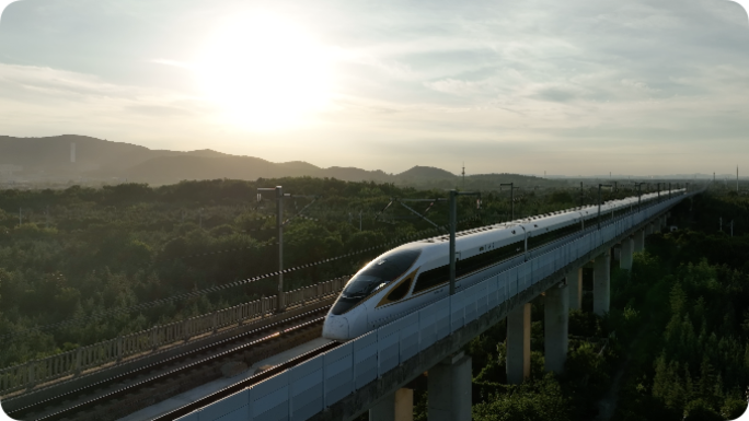 高铁 中国速度 火车 高铁进站